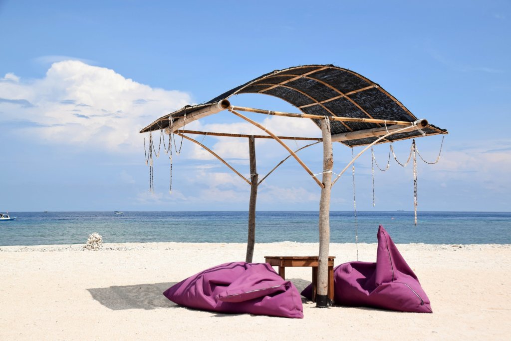 Zwei Sitzsäcke am Strand